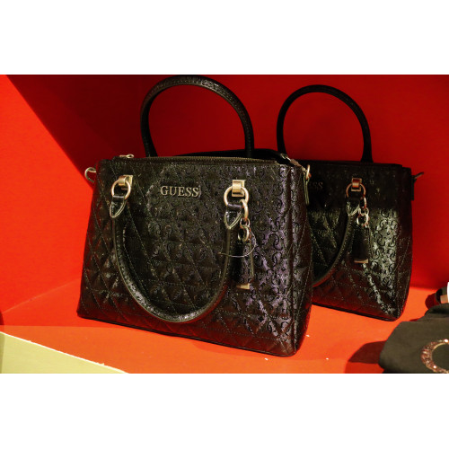 Лаконичные сумки Guess