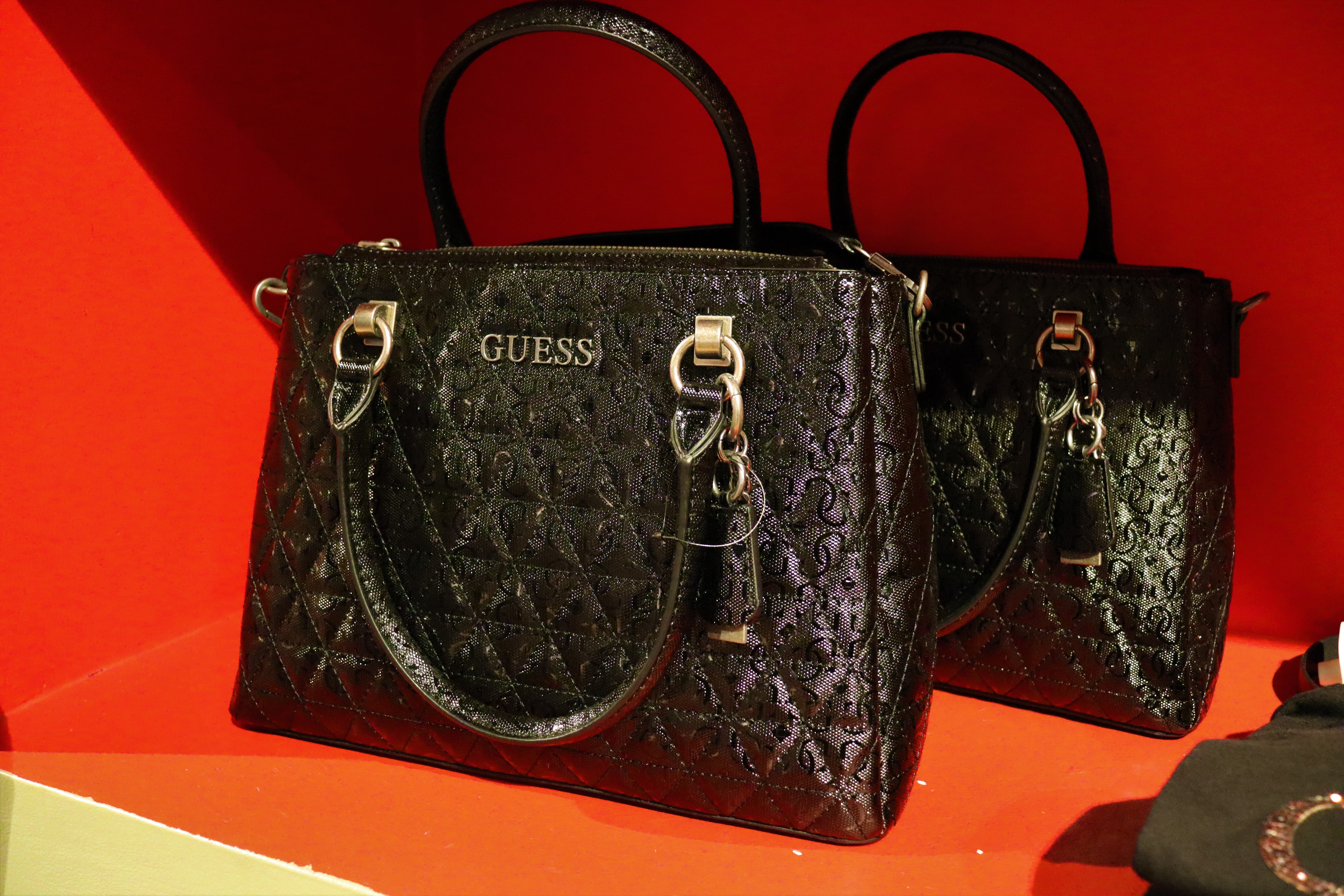 Лаконичные сумки Guess